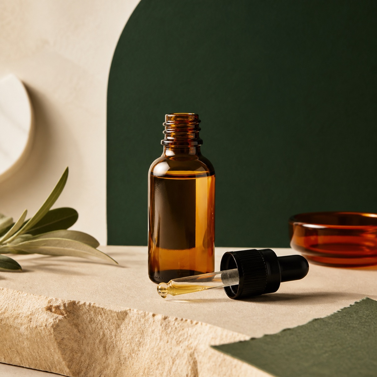 Braune Tropfflasche mit goldenem Öl im Blazejoy-Studiodesign