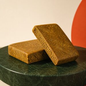 Zwei goldbraune gepresste Cannabinoid-Platten